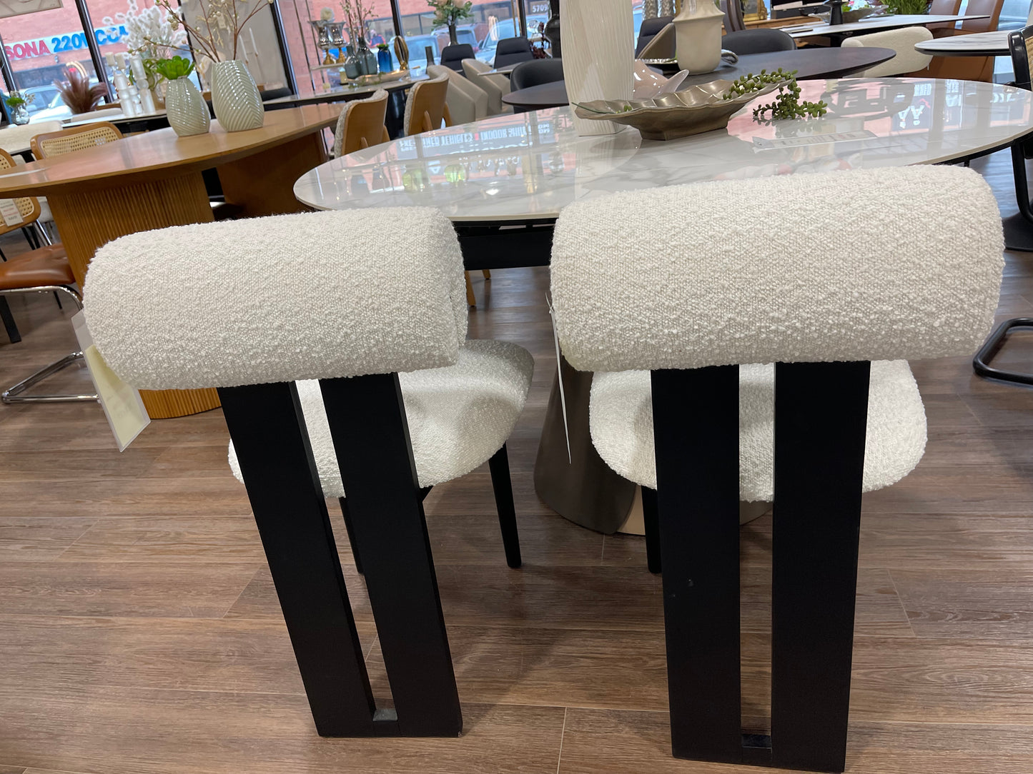 BOUCLE DINING CHAIR WITH SOLID WOOD LEGS
